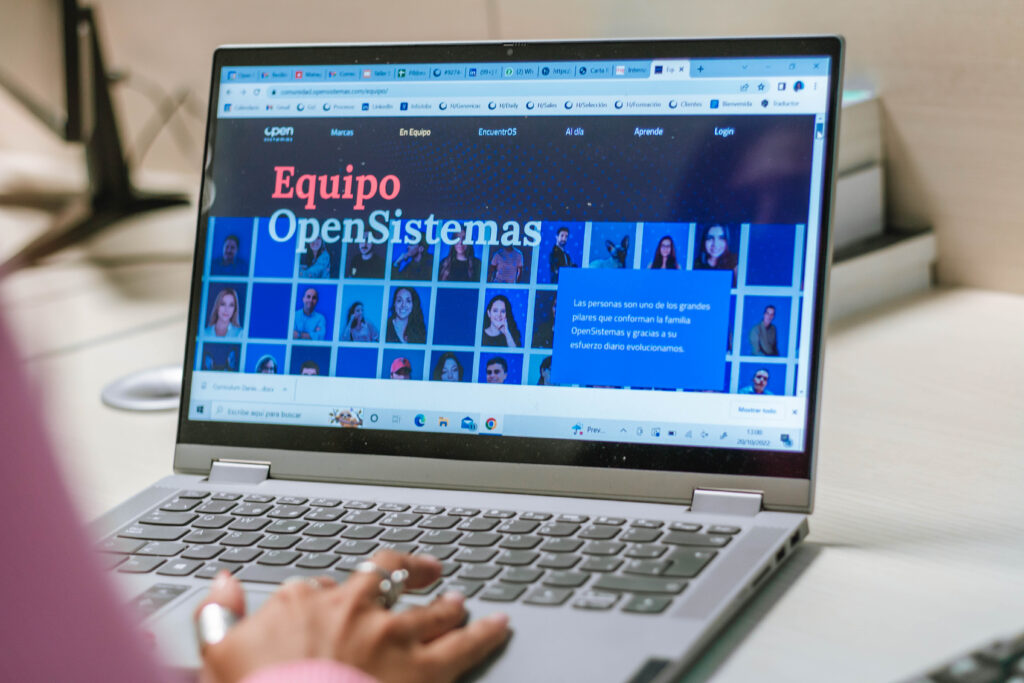 Cómo aprovechar la IA en el trabajo: claves, consejos y oportunidades para liderar el cambio 2 OS Oficina Equipo ia en el trabajo