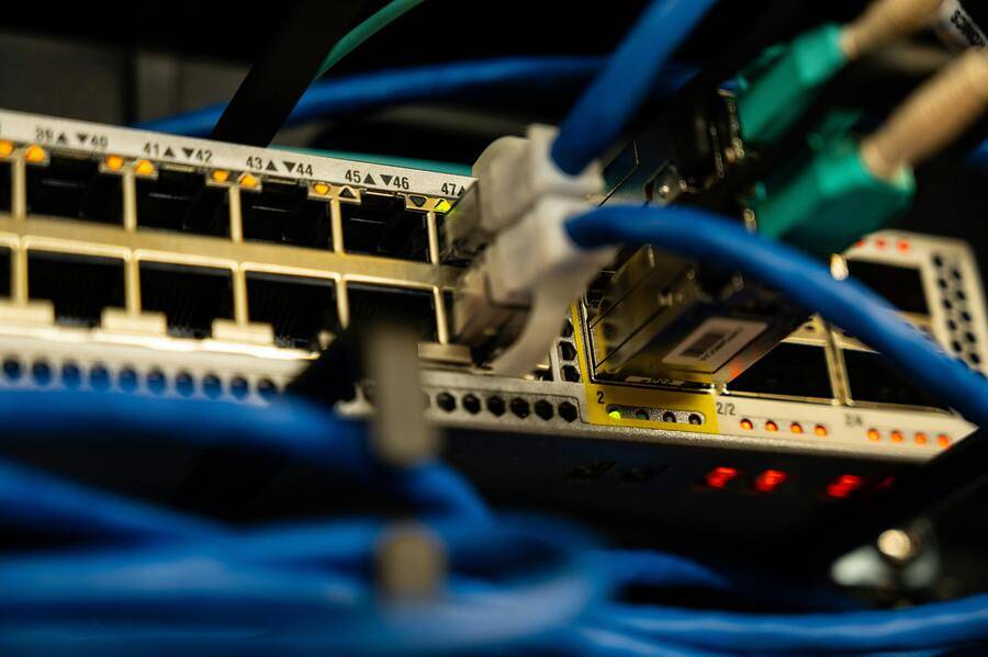 Cómo la tecnología educativa con IA optimiza los procesos y la experiencia de usuario 5 Conexiones de red y cables tecnológicos, base de la infraestructura que sostiene la tecnología educativa moderna.