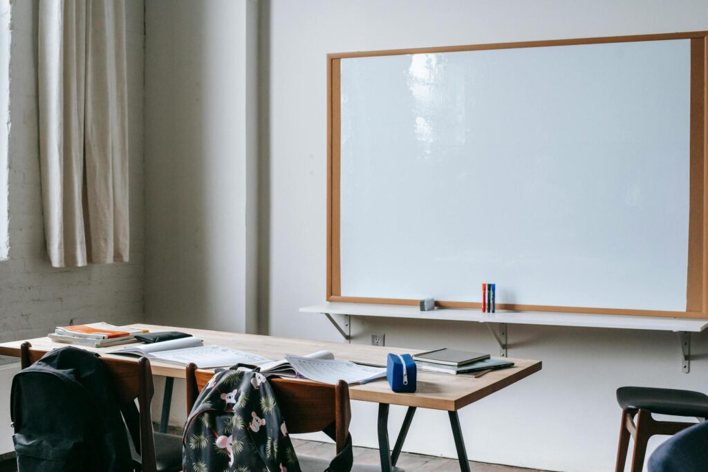 Aula con tablero en blanco y pupitres, evocando el potencial del aprendizaje adaptativo para construir rutas educativas únicas