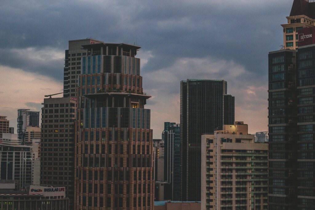 Sistemas multiagente y el papel de la IA generativa en la empresa 2 torres en ciudad como símbolo de sistemas multiagentes