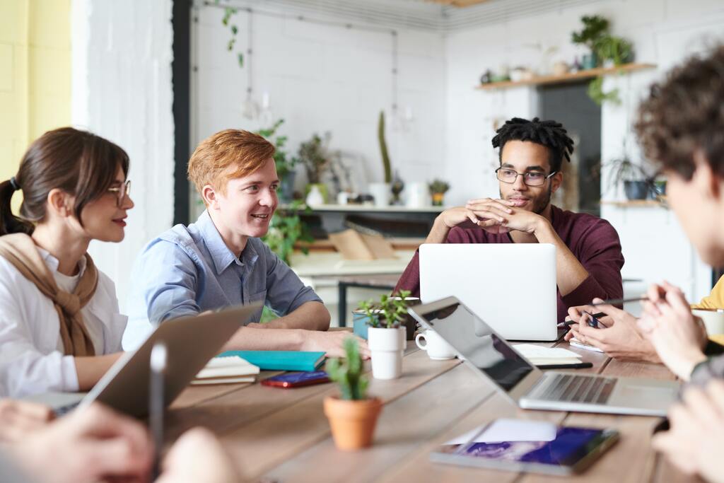 personas reunidos hablando sobre la inteligencia artificial aplicada a negocios