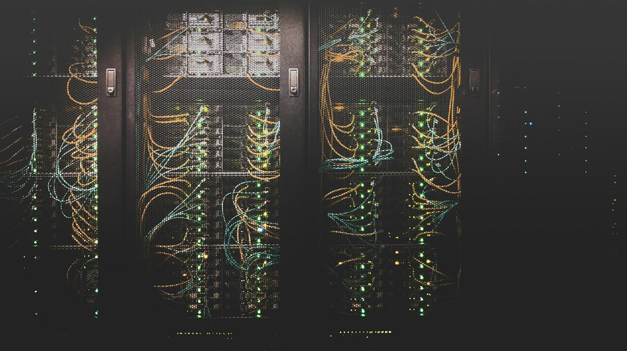 ¿Cómo aplicar la ingeniería inversa con IA para recuperar el control de los sistemas legacy? 1 servidores antiguos