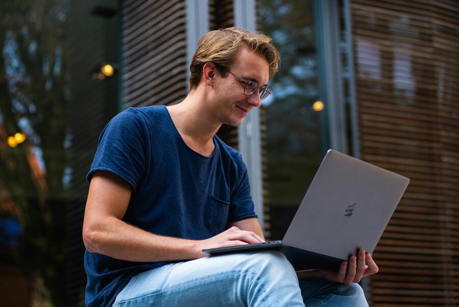 Integración de un LXP con middleware representada por un usuario trabajando en laptop