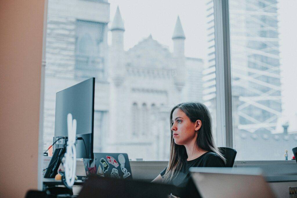 LXP con IA representado como orquestación en red, simbolizando trazabilidad y gobierno de modelos con middleware