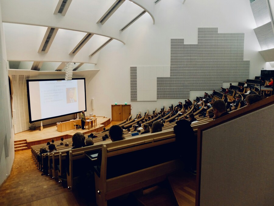 LXP gobernado por arquitectura representado en un auditorio.
