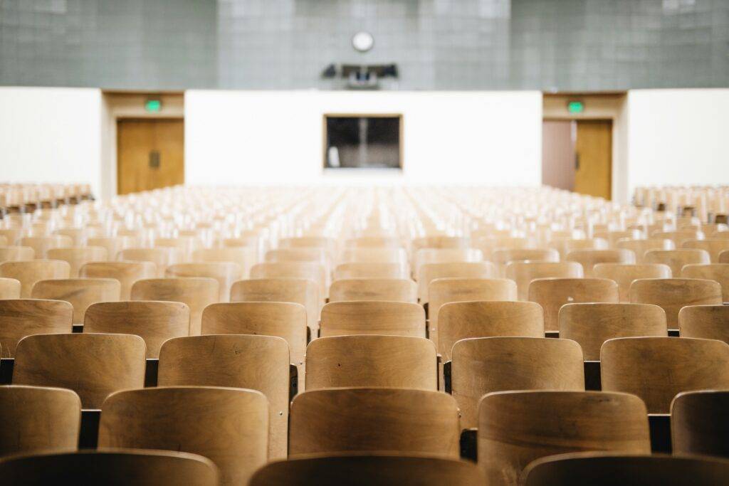 Cómo la tecnología educativa con IA optimiza los procesos y la experiencia de usuario 3 Auditorio vacío preparado para conferencias sobre tecnología educativa y transformación digital en el aprendizaje.