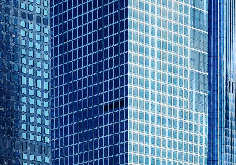 edificio de vidrios azules, que representa la ia programación