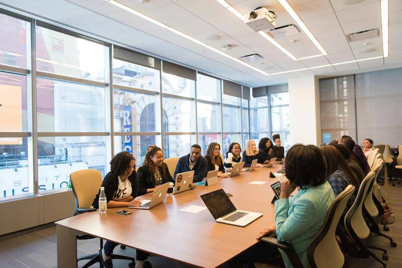 IA programación: cuando la cultura del desarrollo aprende a pensar 1 Sala de reuniones con muchas personas hablando de la IA programación