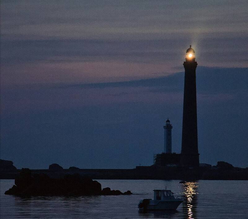 IA para código: entornos de desarrollo integrados que entienden tu arquitectura 3 faro iluminado al anochecer que simboliza cómo los IDE inteligentes guían el uso de la ia para código en entornos complejos