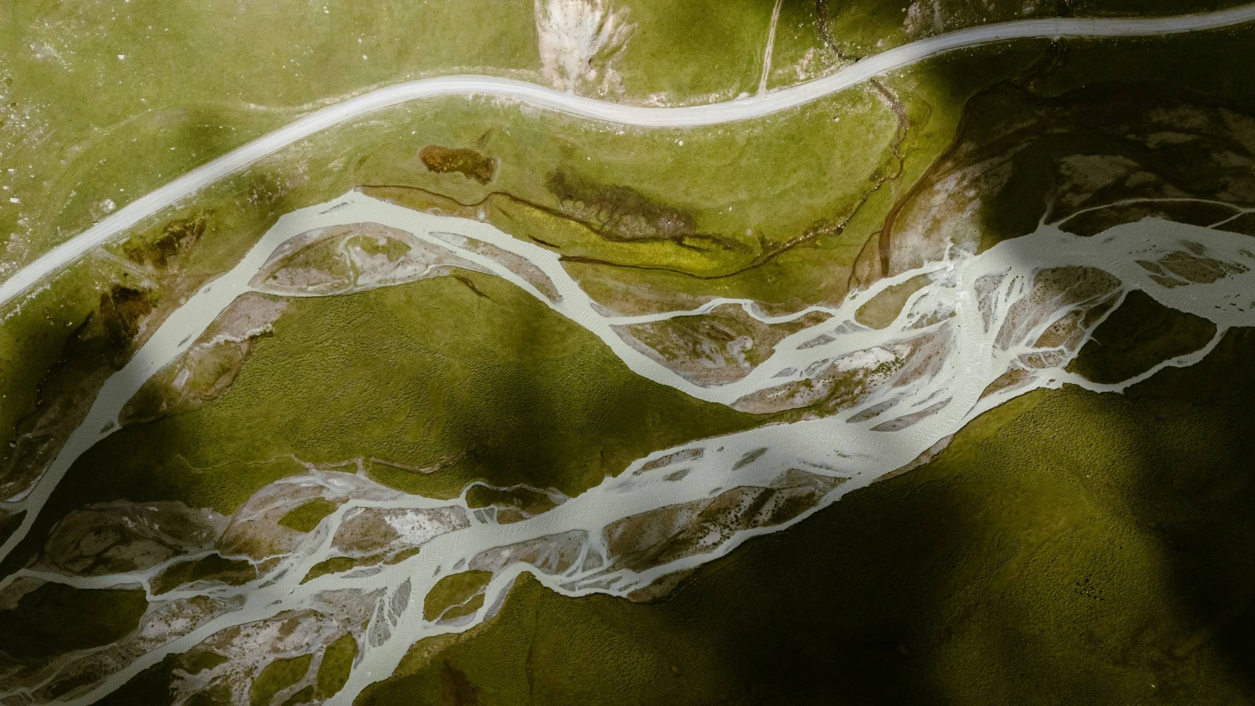 Vista aérea de un río dividiéndose en varios canales como metáfora de los flujos de debugging en entornos multimodelo