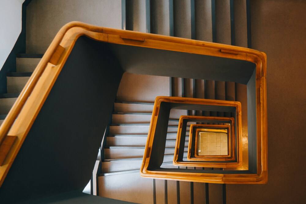 Escalera en espiral vista desde arriba, simbolizando la profundidad y las capas de aprendizaje en procesos de fine-tuning de IA.