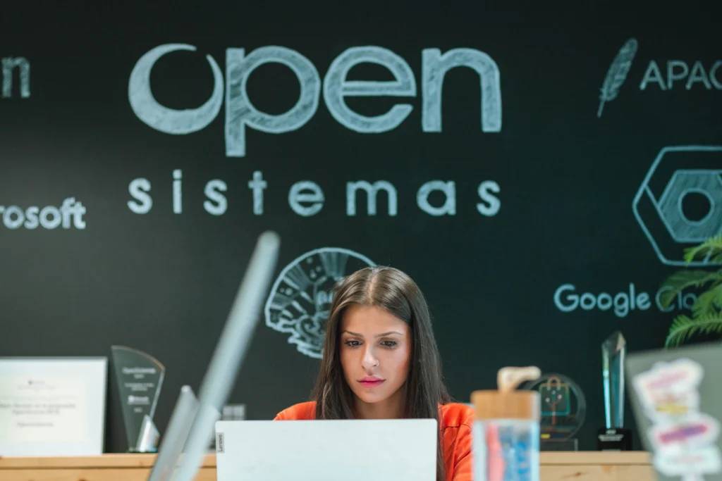 Qué dice la ley de Inteligencia Artificial en Europa 6 Para OpenSistemas, que desarrolla soluciones de datos e IA para grandes empresas en sectores como telecomunicaciones, banca, seguros, industria, energía, utilities y salud (sectores “regulados” o con alto perfil de riesgo), lo que dice la ley de Inteligencia Artificial europea es un cambio estructural para el mercado, que exige alinear la estrategia de desarrollo, comercialización y cumplimiento con nuevos estándares.