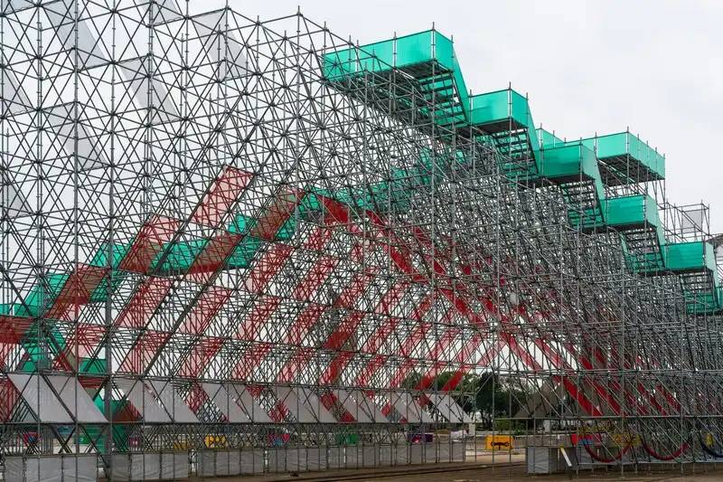 IA para código: entornos de desarrollo integrados que entienden tu arquitectura 5 estructura en construcción que simboliza cómo la ia para código ayuda a construir sistemas sólidos y gobernados