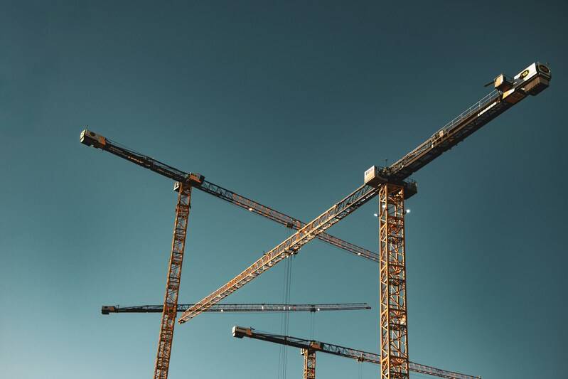 LLMOps: la infraestructura, el ciclo de vida y la gobernanza que necesita tu empresa para escalar IA generativa 5 Reflexión sobre LLMOps representada como una estructura en construcción que simboliza el desarrollo continuo de la IA generativa.