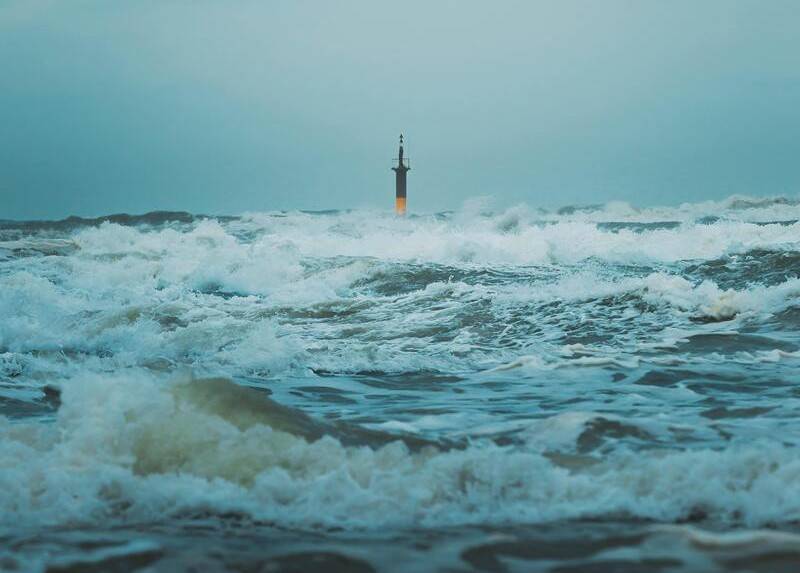 IA para código: entornos de desarrollo integrados que entienden tu arquitectura 4 faro entre olas intensas que representa los riesgos de la ia para código y la necesidad de una arquitectura que los gobierne