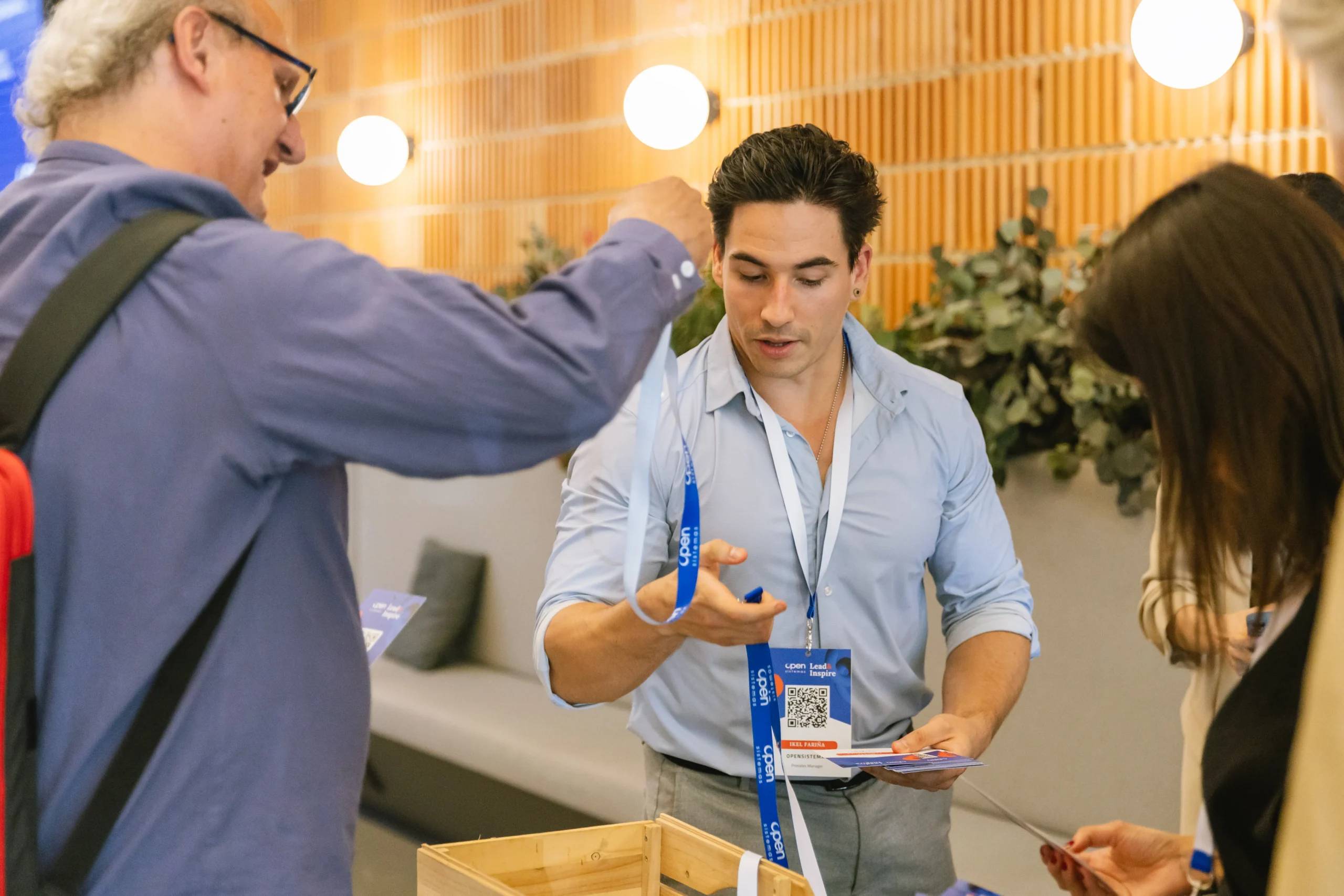 equipo de desarrollo de negocio que representa la flexibilidad, escalabilidad y adaptabilidad de un CRM con IA en entornos empresariales modernos