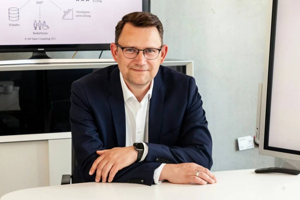 l avance hacia un CRM con IA está redefiniendo la manera en que los equipos comerciales, de marketing y de atención comprenden a sus clientes. Ya no basta con almacenar datos en un sistema centralizado ni ejecutar automatizaciones rígidas.