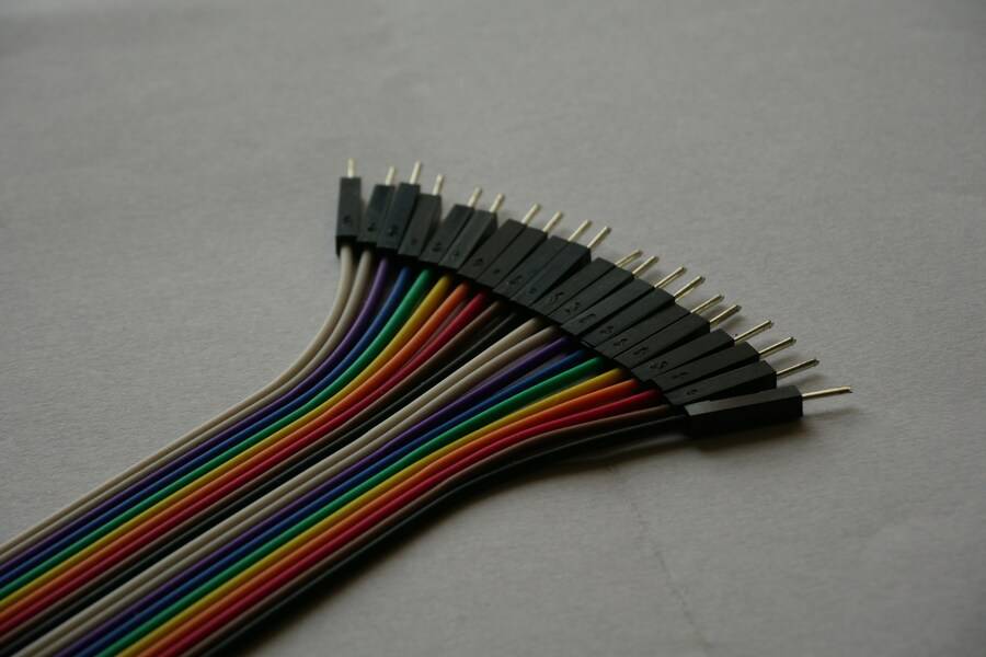 Cables desconectados como metáfora de los riesgos de usar IA para programar Python sin gobierno ni trazabilidad
