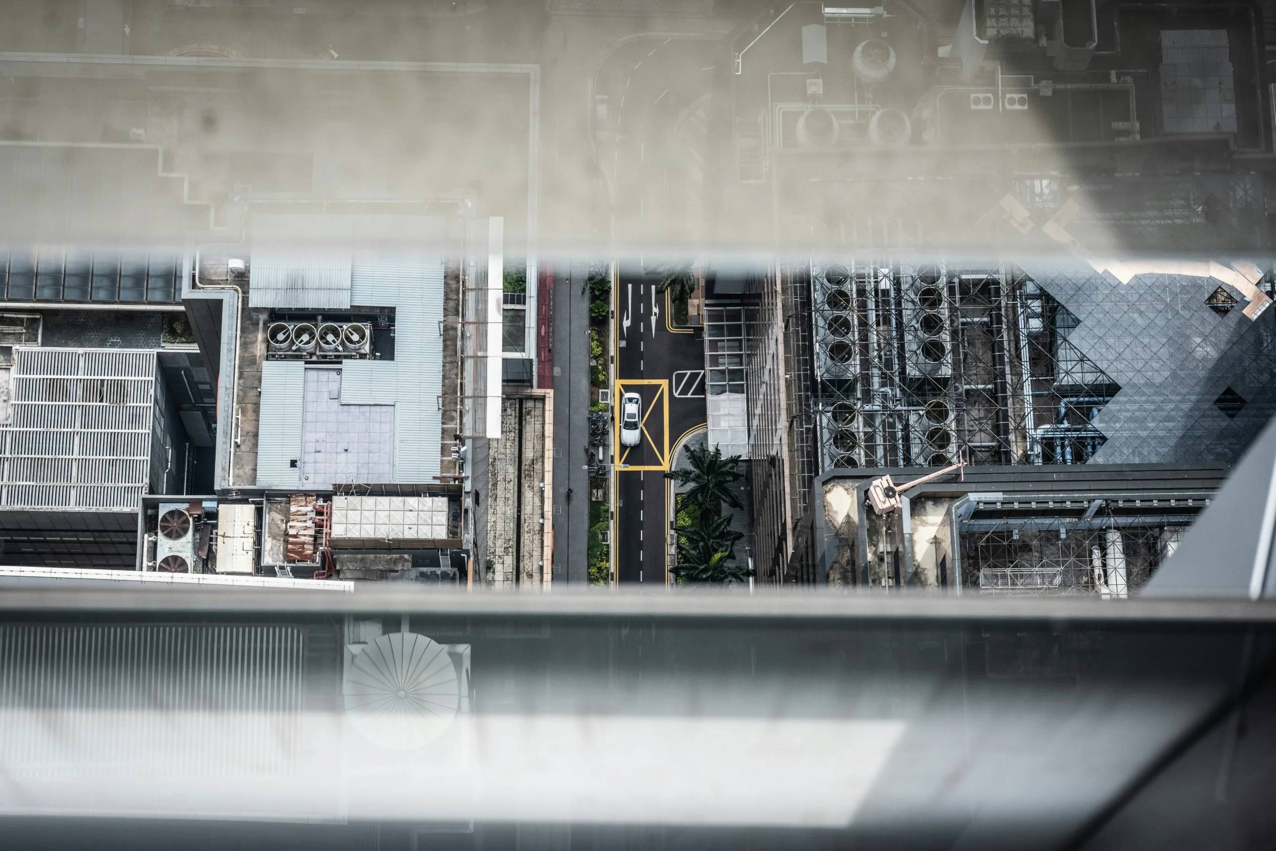 La calle de una ciudad vista desde arriba como alegoría de estructura que funciona de forma autónoma