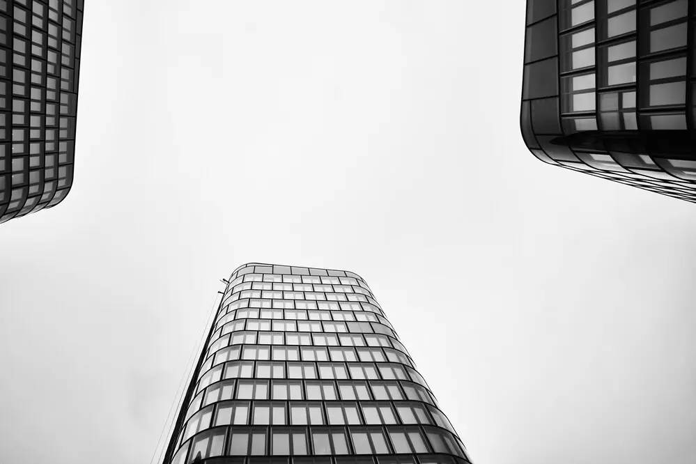 Rascacielos que representan la transformación empresarial impulsada por la inteligencia artificial