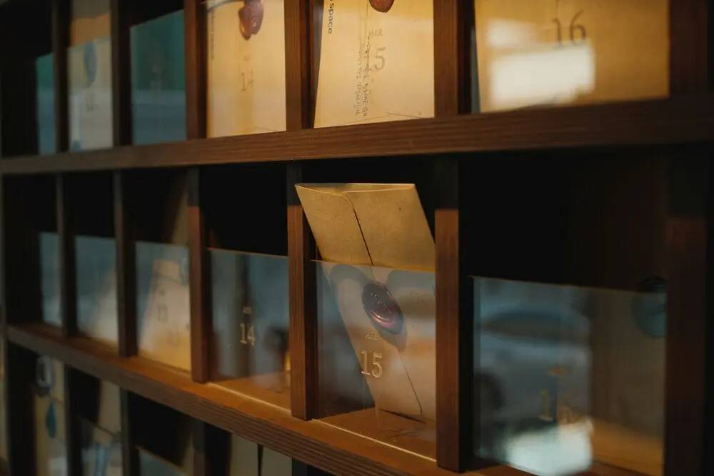 Biblioteca organizada que representa cómo un CRM con IA clasifica, estructura y conecta información para decisiones estratégicas.