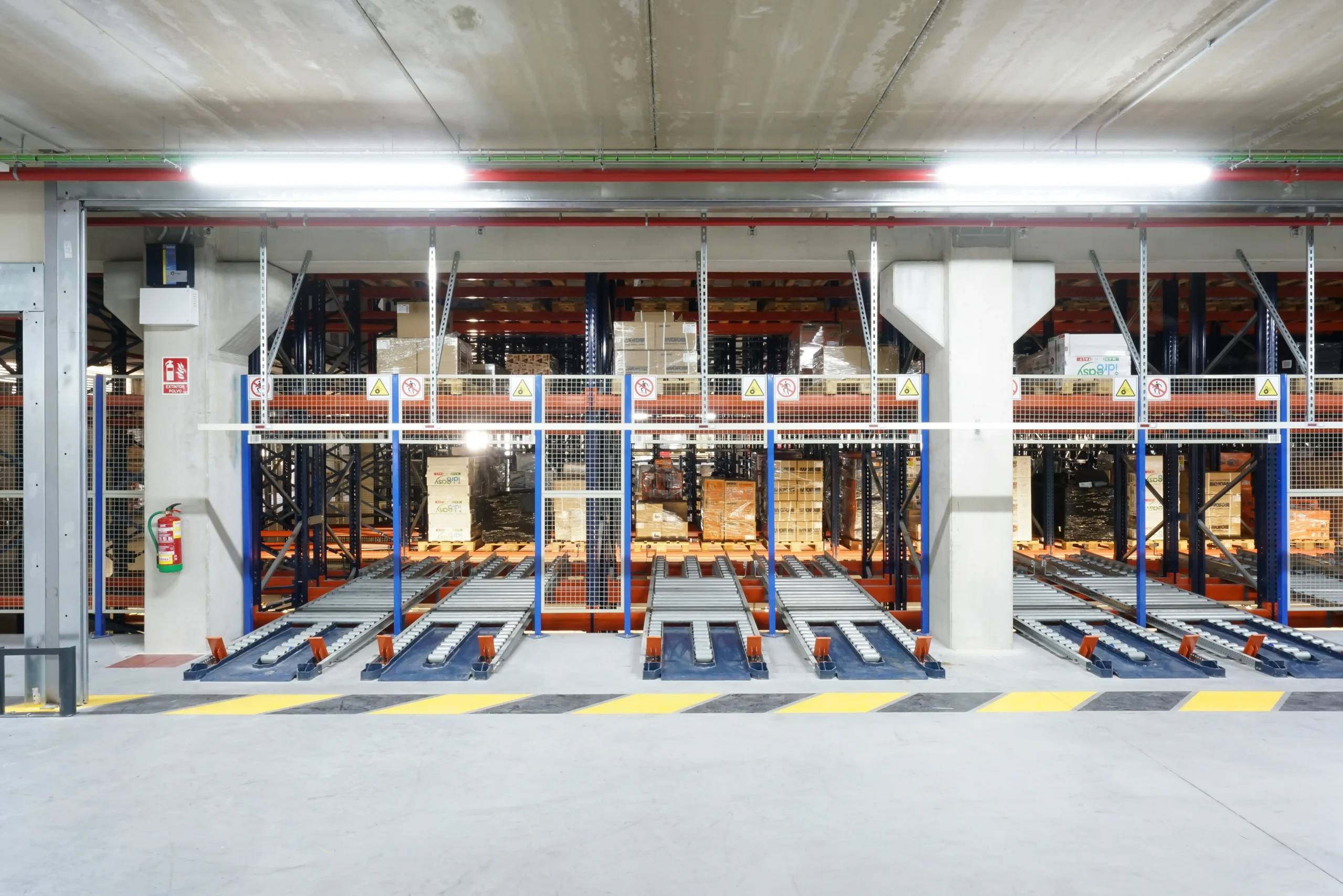 Optimización logística con IA en centros de distribución modernos 2 El valor más profundo de integrar IA especializada es que la operación aprende a interpretar su propio comportamiento. La optimización logística ya no es una serie de reglas estáticas ni un conjunto de decisiones aisladas, sino un proceso vivo que incorpora memoria, patrones y variaciones recurrentes. SofIA consolida todo este aprendizaje para ofrecer decisiones que se ajustan de manera precisa al contexto real del recinto.