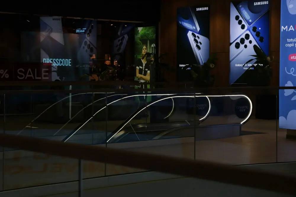 Centro comercial moderno que simboliza la escalabilidad y la arquitectura distribuida del retail 4.0