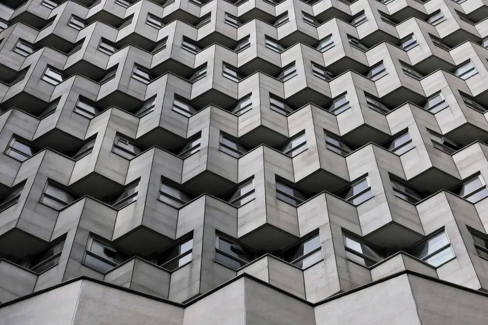 Arquitectura que simboliza bots conversacionales operando como sistema en ecommerce