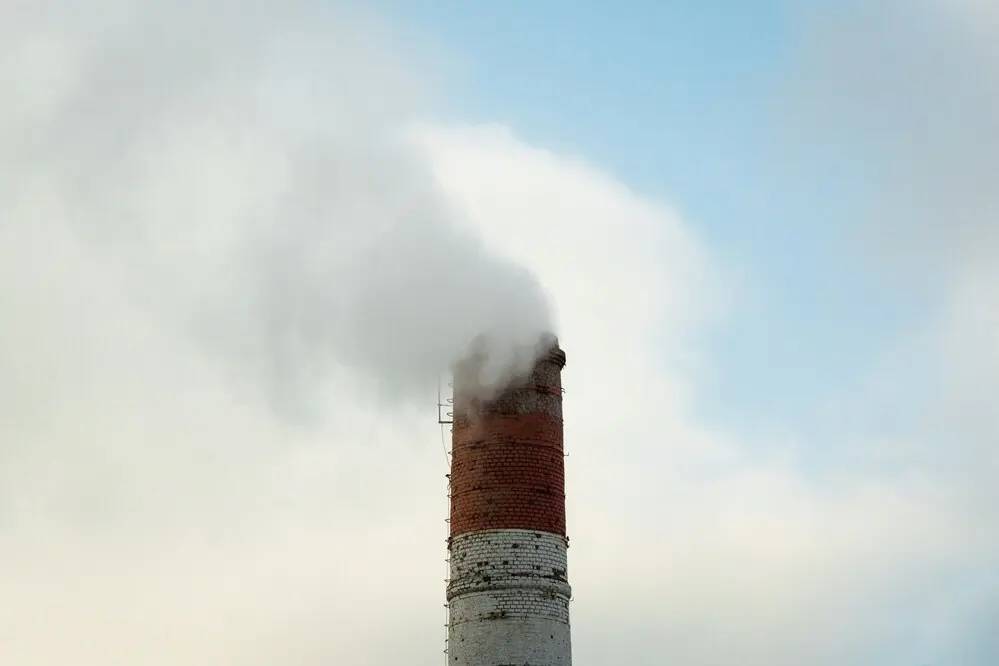 Arquitectura y retos reales de las fábricas inteligentes 1 Entorno industrial físico donde la información debe interpretarse antes de ser gobernada en fábricas inteligentes