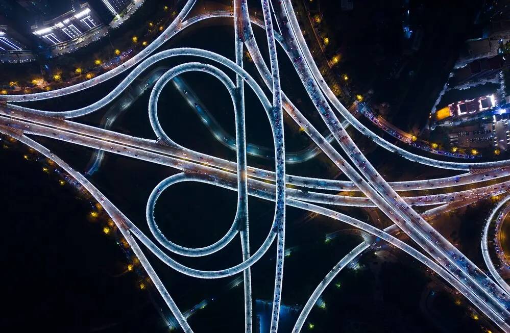 Intersección de flujos que simboliza la complejidad operativa y las interdependencias en sistemas SCADA