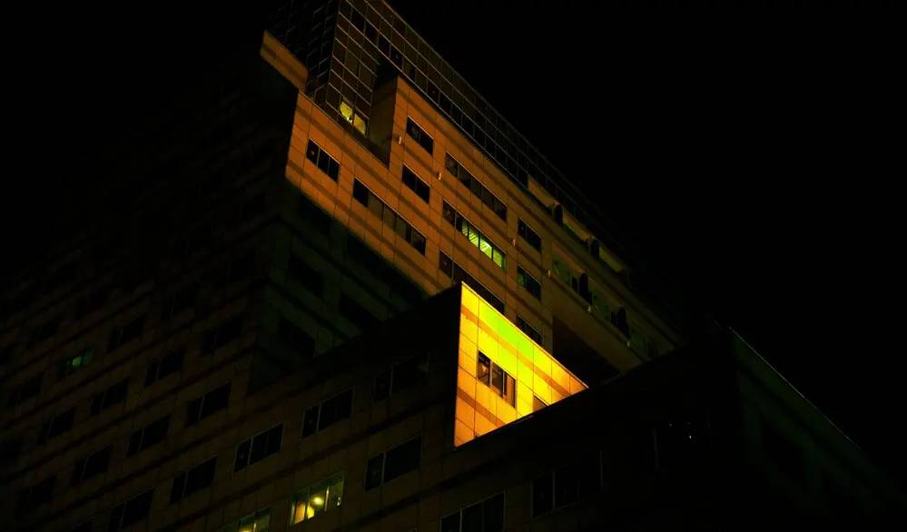 Estructura arquitectónica iluminada que representa la interpretación del conocimiento en sistemas SCADA