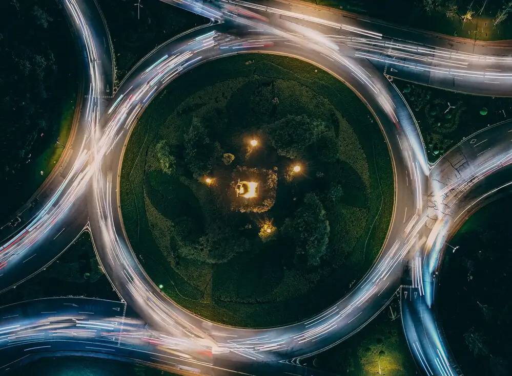  Intersección de carreteras iluminadas representando coordinación multiagente en Smart Metering