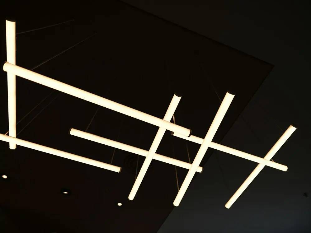 estructura arquitectónica moderna representando gobierno en la automatización de procesos