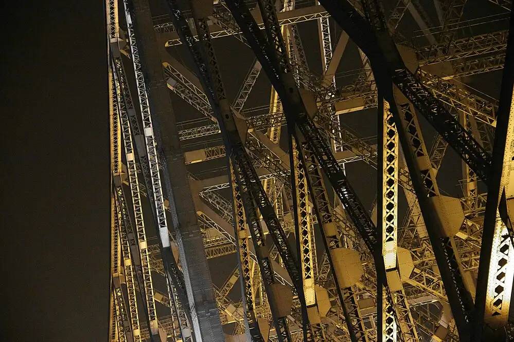 Automatización de procesos como capacidad transversal en organizaciones modernas 1 estructura metálica compleja simbolizando la automatización de procesos en crecimiento