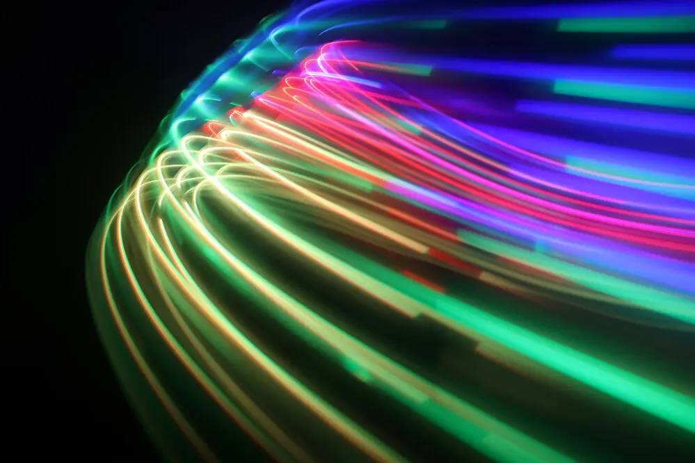 Automatización de procesos como capacidad transversal en organizaciones modernas 2 fibras ópticas iluminadas representando el flujo invisible en la automatización de procesos