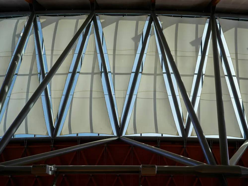 Estructura geométrica que representa la automatización estructurada de PQR con IA