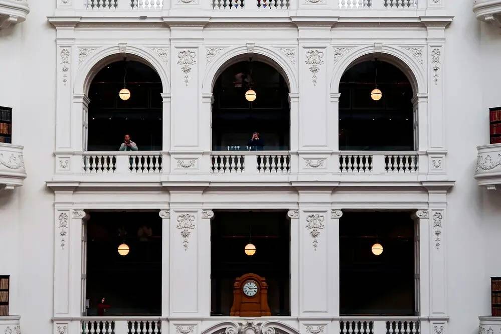 Arquitectura institucional que simboliza la gobernanza y orquestación de PQR automatizados