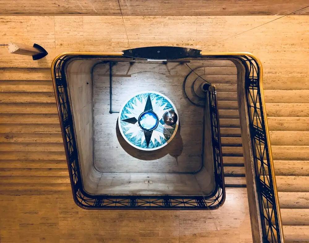 engranajes de reloj que simbolizan la coordinación del mantenimiento preventivo en sistemas complejos