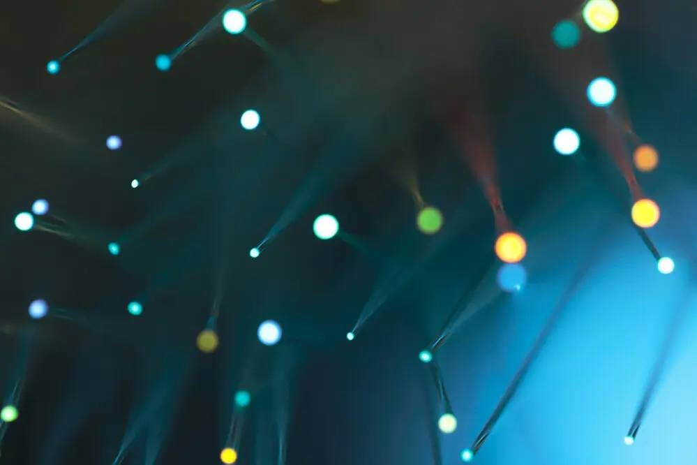 Cruce de caminos que representa las decisiones operativas implícitas dentro de los procesos empresariales analizados.