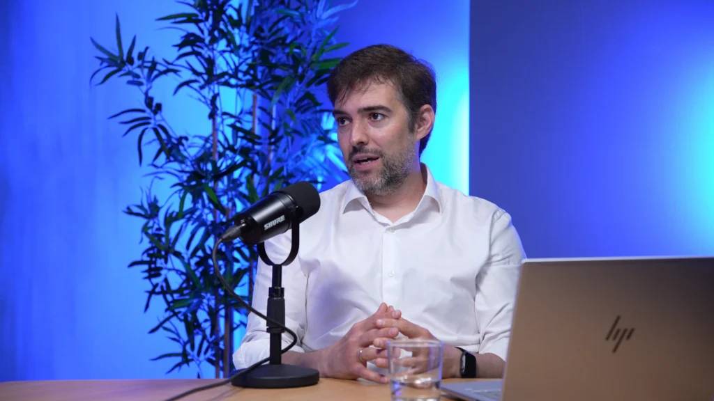 IA en empresa: cuatro visiones desde OpenSistemas sobre gobernanza, agentes, procesos e interfaces 2 la interfaz deja de ser solo una puerta de acceso a funcionalidades y empieza a convertirse en una capa inteligente de relacion entre la persona y el sistema en la IA en empresa